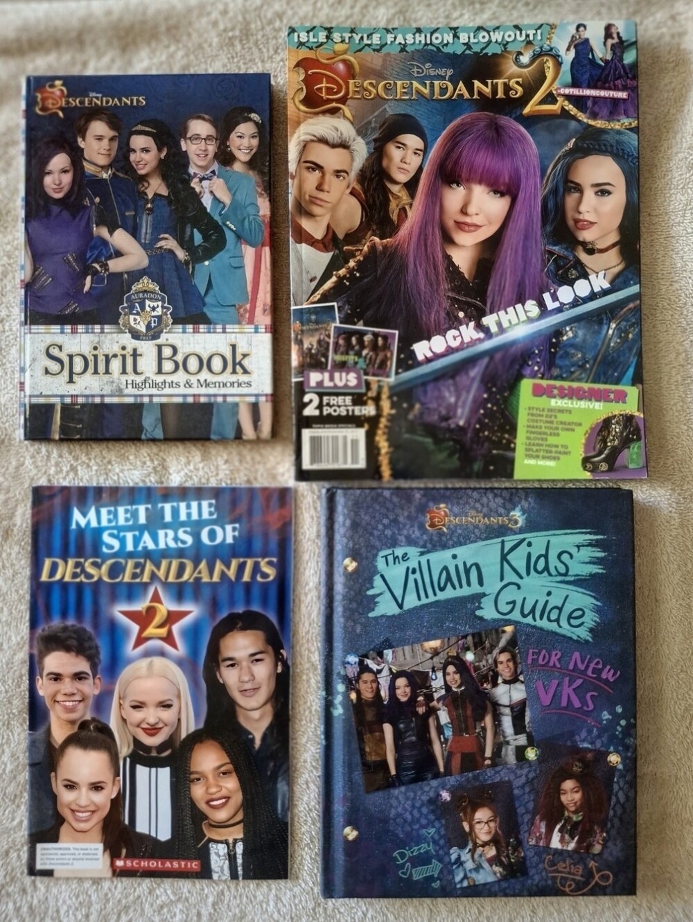 📚 4 DISNEY DESCENDANTS BOOKS